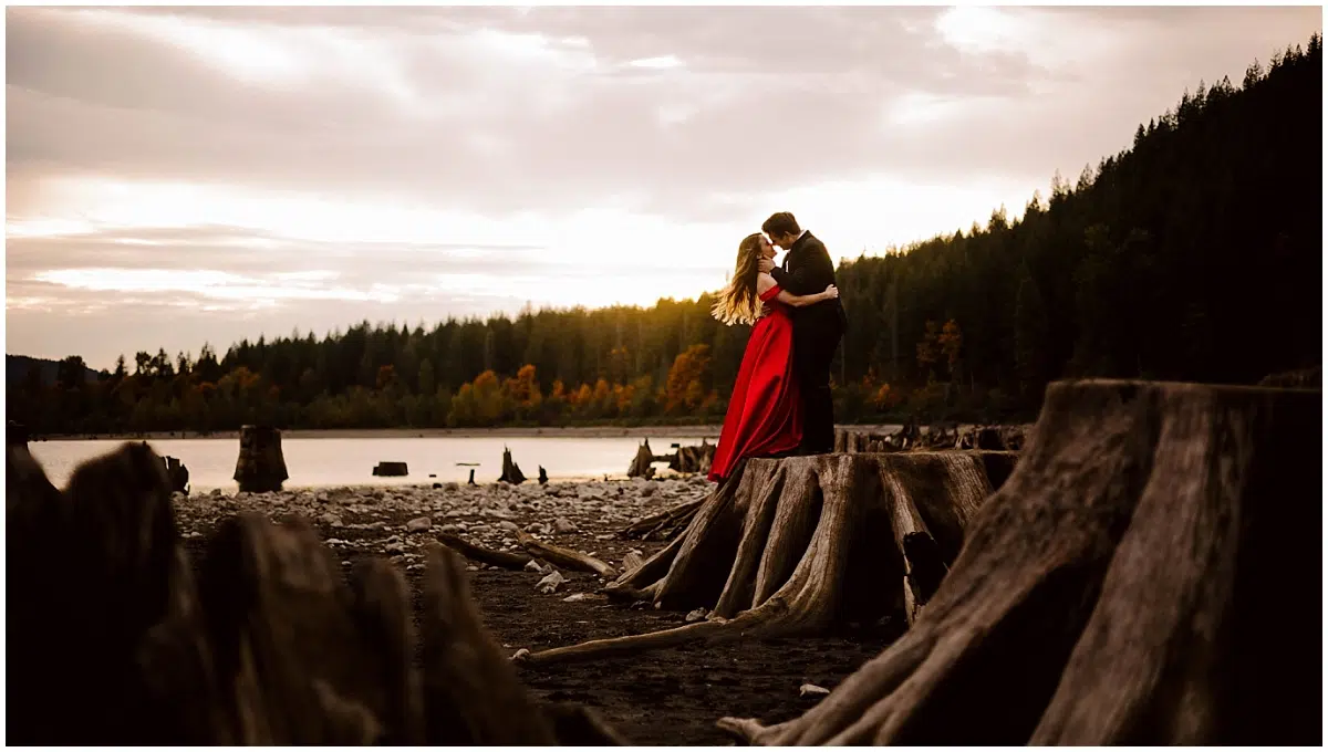 rattlesnake lake engagement session in the fall in North Bend WA seattle engagement photography